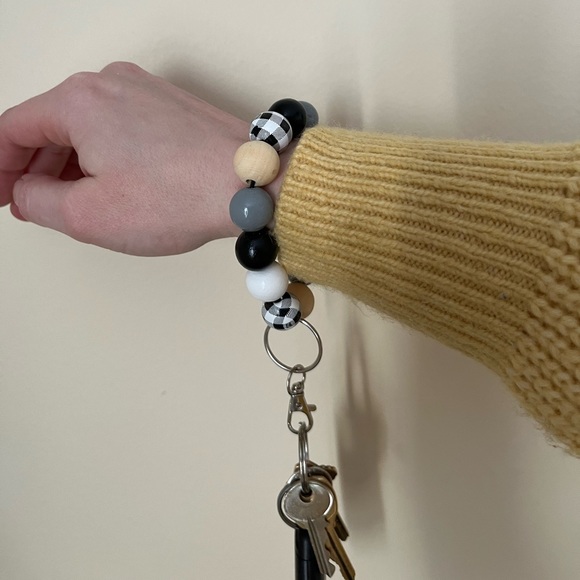 Wood bracelet keychain - Picture 3 of 3